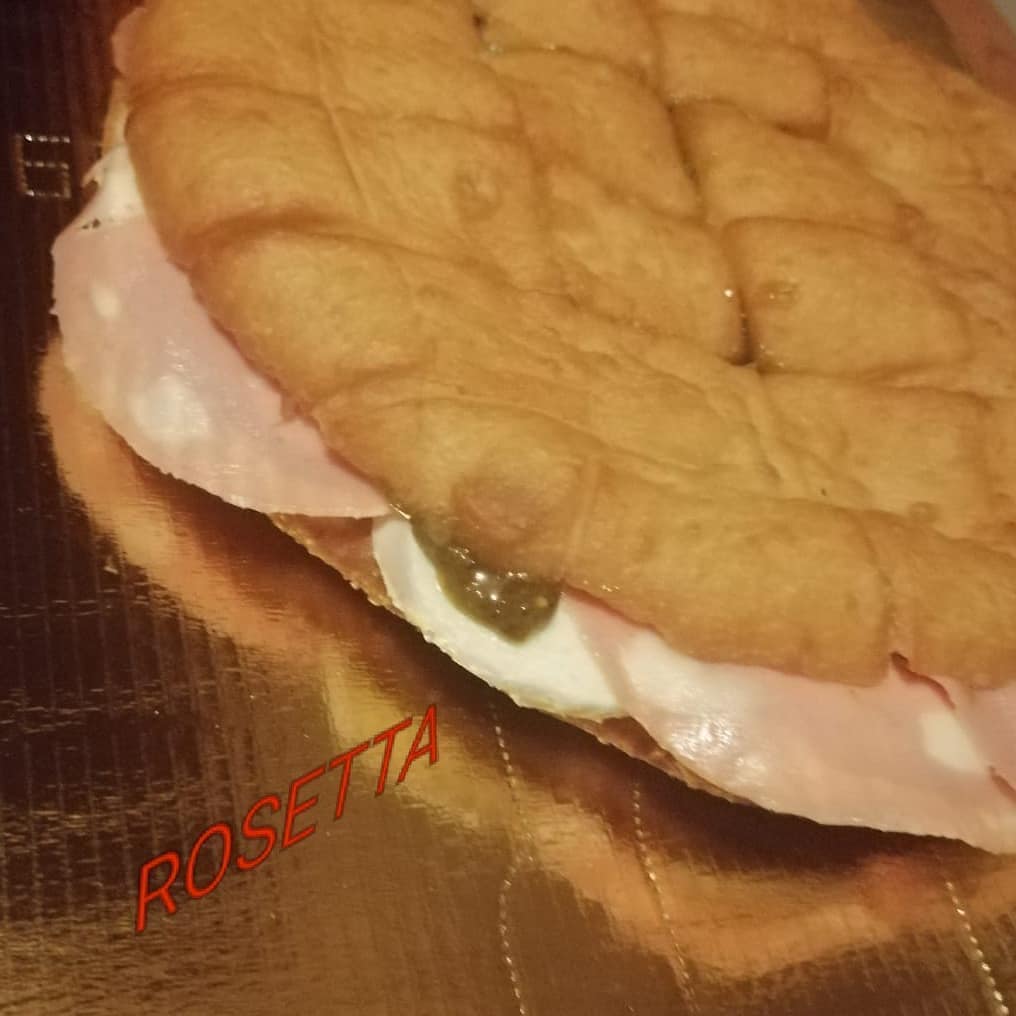 Panino fritto con mozzarella di bufala campana, crema al pistacchio, mortadella in cotenna Igp