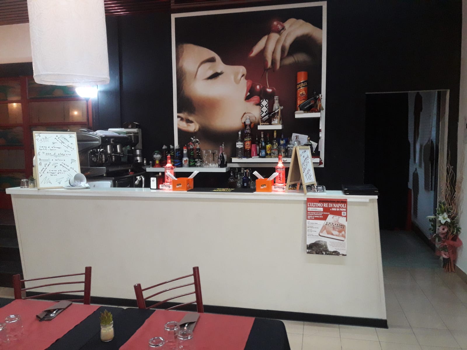 Bancone del locale con liquori e macchinetta per caffè espresso