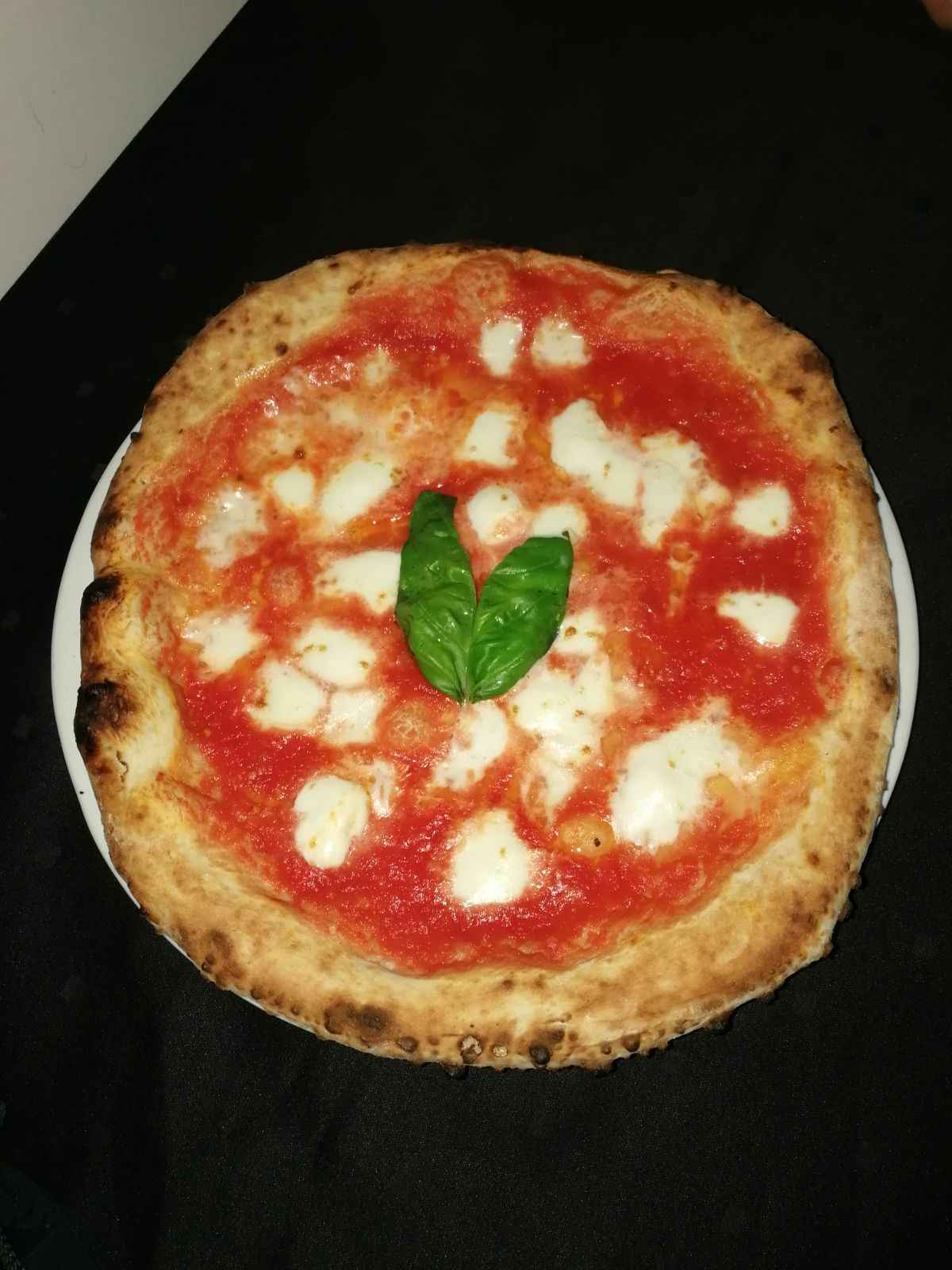 Pizza con pomodoro, mozzarella