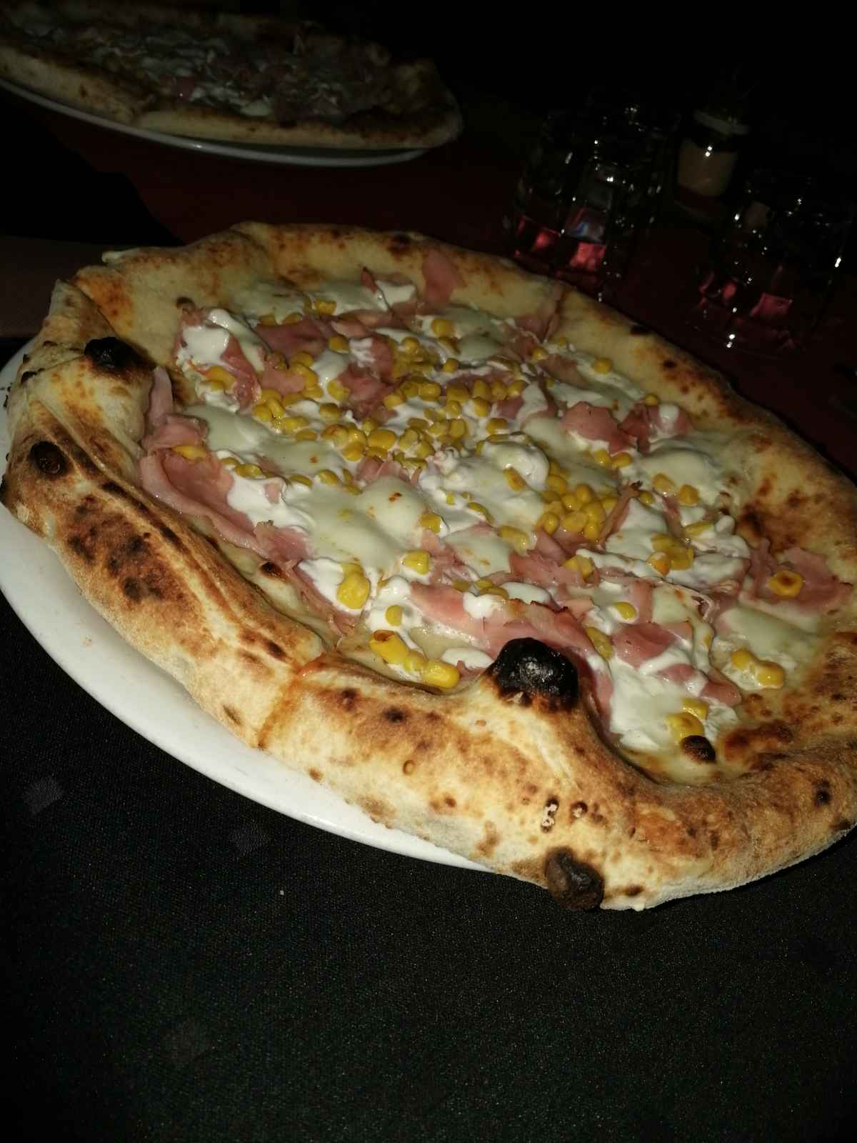 Pizza con mozzarella, prosciutto cotto, panna, mais